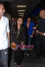 Rani Mukherjee return from Bangladesh concert in Mumbai Airport on 10th Dec 2010 (5).JPG
